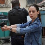 Daniela (Elena Rivera), durante una misión policial en 'Sequía'