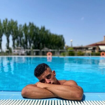 Adrián Tello, concursante de 'Secret Story 2', en la piscina