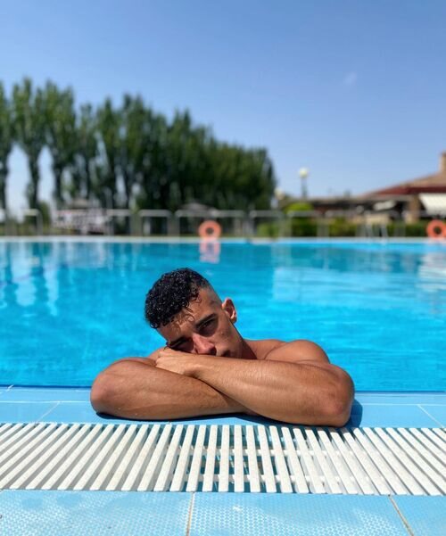 Adrián Tello, concursante de 'Secret Story 2', en la piscina