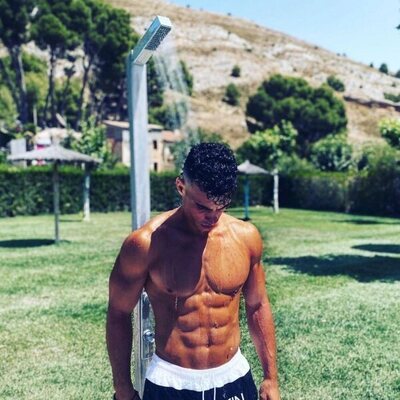 Adrián Tello, concursante de 'Secret Story 2', sin camiseta