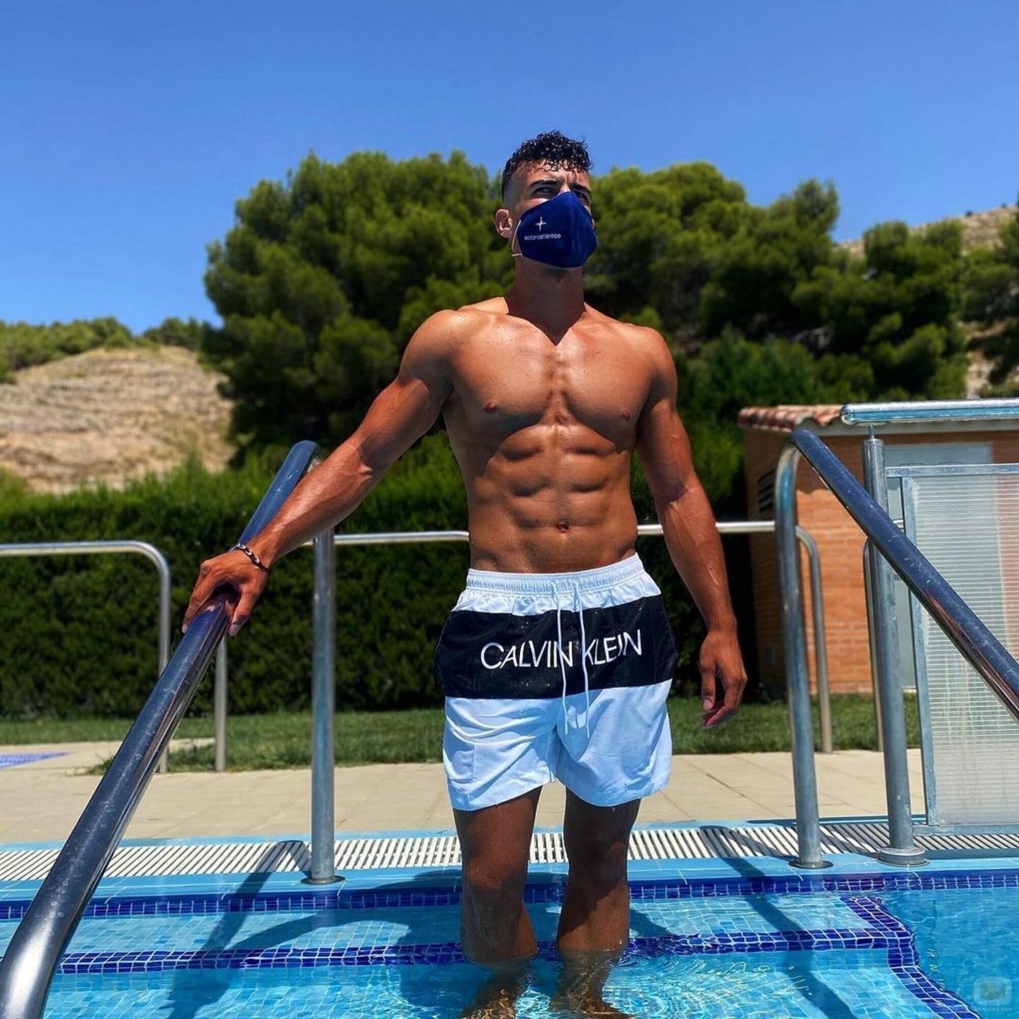 Adrián Tello luce six pack en la piscina