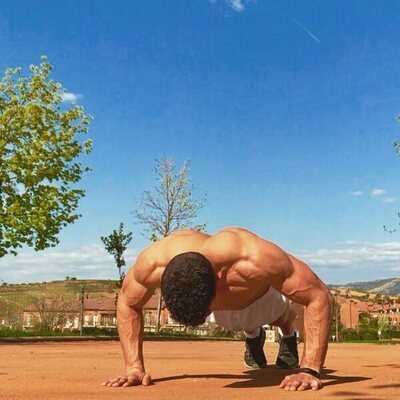 Adrián Tello, sin camiseta mientras hace flexiones