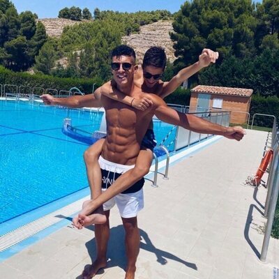 Adrián Tello luce abdomen en la piscina
