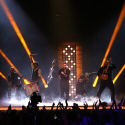 Rayden, junto a sus músicos en la Semifinal 2 del Benidorm Fest