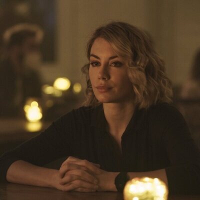 Jennifer Holland es Emilia Harcourt en 'El Pacificador'