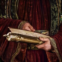 Póster de 'El Señor de los Anillos: Los Anillos de Poder', con un papiro dorado