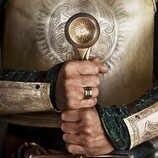 Póster de 'El Señor de los Anillos: Los Anillos de Poder', con una espada dorada