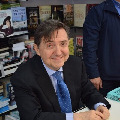 Federico Jiménez Losantos, firmando algunos de sus ejemplares