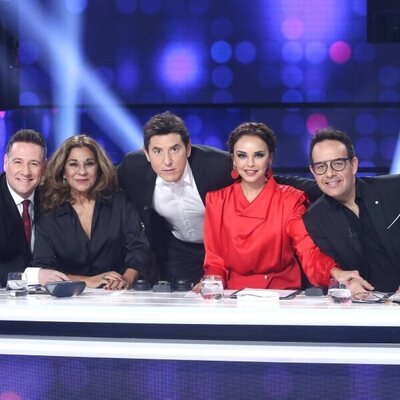 Los miembros del jurado posan junto a Manel Fuentes en la gala 11 de 'Tu cara me suena 9'