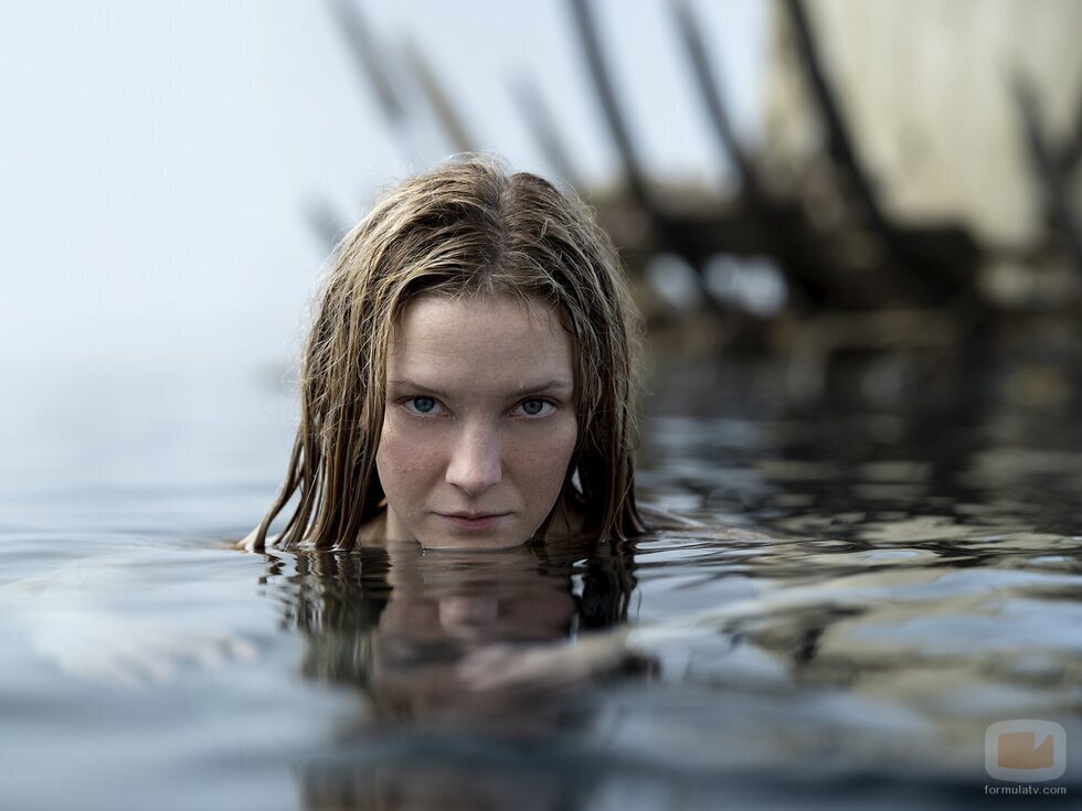 Galadriel sale del agua en 'El Señor de los Anillos: Los Anillos de Poder'