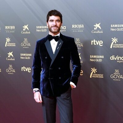 Alfonso Bassave posa en la alfombra roja de los Goya 2022