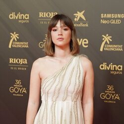 Carla Campra posa en la alfombra roja de los Goya 2022