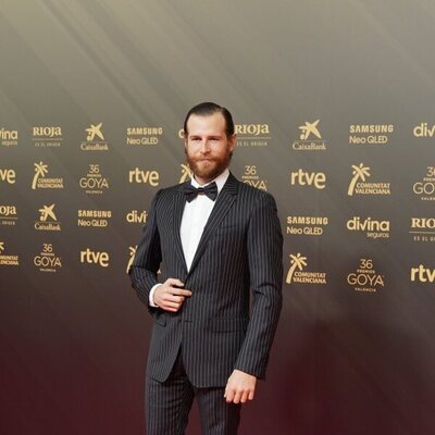 Álvaro Cervantes posa en la alfombra roja de los Goya 2022