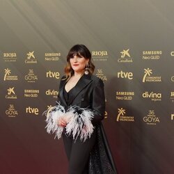Rozalén posa en la alfombra roja de los Goya 2022
