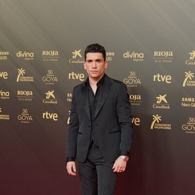 Jaime Lorente posa en la alfombra roja de los Goya 2022