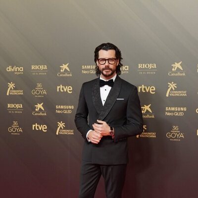 Álvaro Morte posa en la alfombra roja de los Goya 2022