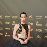 Milena Smit posa en la alfombra roja de los Goya 2022