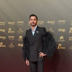Paco León posa en la alfombra roja de los Goya 2022