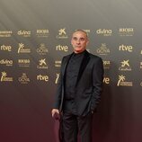 Eduard Fernández posa en la alfombra roja de los Goya 2022