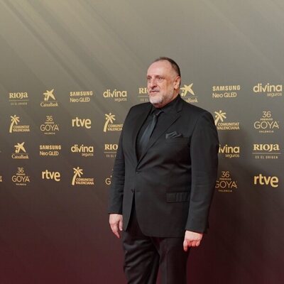 Fernando Albizu posa en la alfombra roja de los Goya 2022