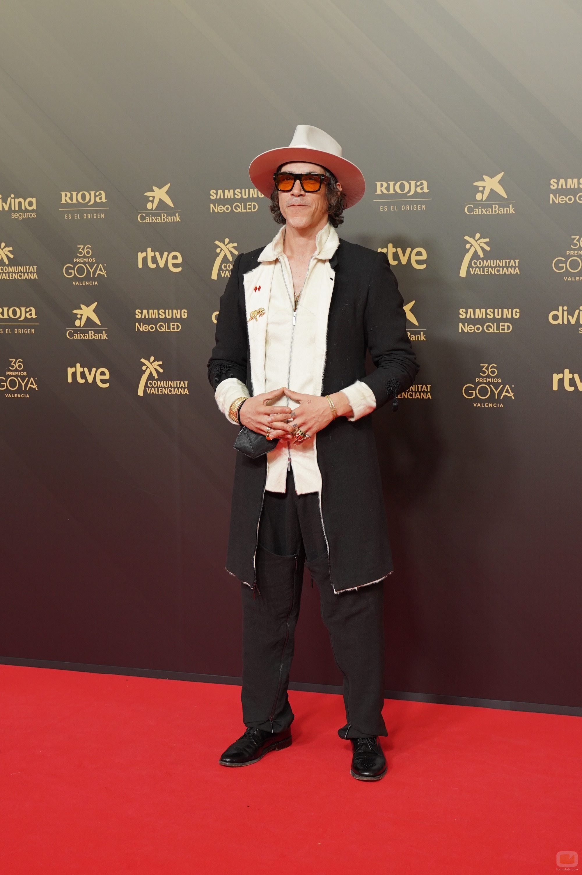 Óscar Jaenada posa en la alfombra roja de los Goya 2022