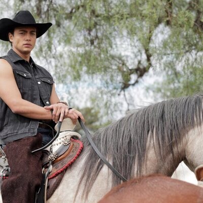 Erick Reyes (Sebastián Osorio) monta a caballo en 'Pasión de gavilanes 2'