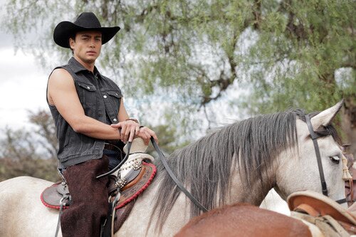 Erick Reyes (Sebastián Osorio) monta a caballo en 'Pasión de gavilanes 2'