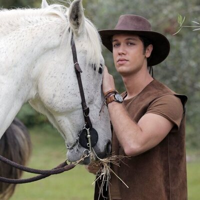 León Reyes (Juan Manuel Restrepo) acaricia el caballo en 'Pasión de gavilanes 2'