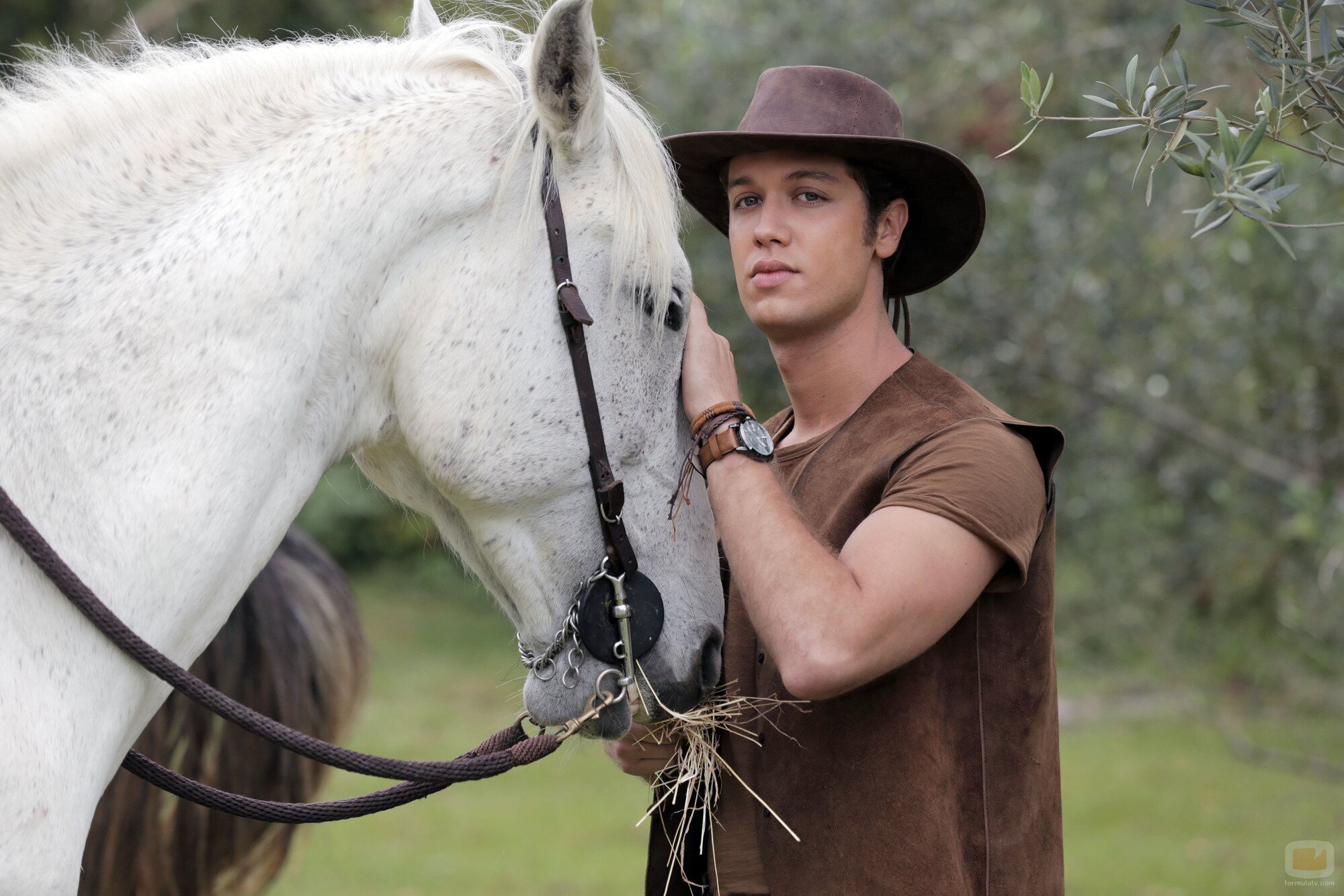 León Reyes (Juan Manuel Restrepo) acaricia el caballo en 'Pasión de gavilanes 2'