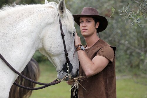 León Reyes (Juan Manuel Restrepo) acaricia el caballo en 'Pasión de gavilanes 2'