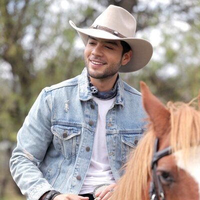 Andrés Reyes (Jerónimo Cantillo) monta a caballo en 'Pasión de gavilanes 2'