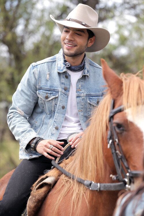 Andrés Reyes (Jerónimo Cantillo) monta a caballo en 'Pasión de gavilanes 2'