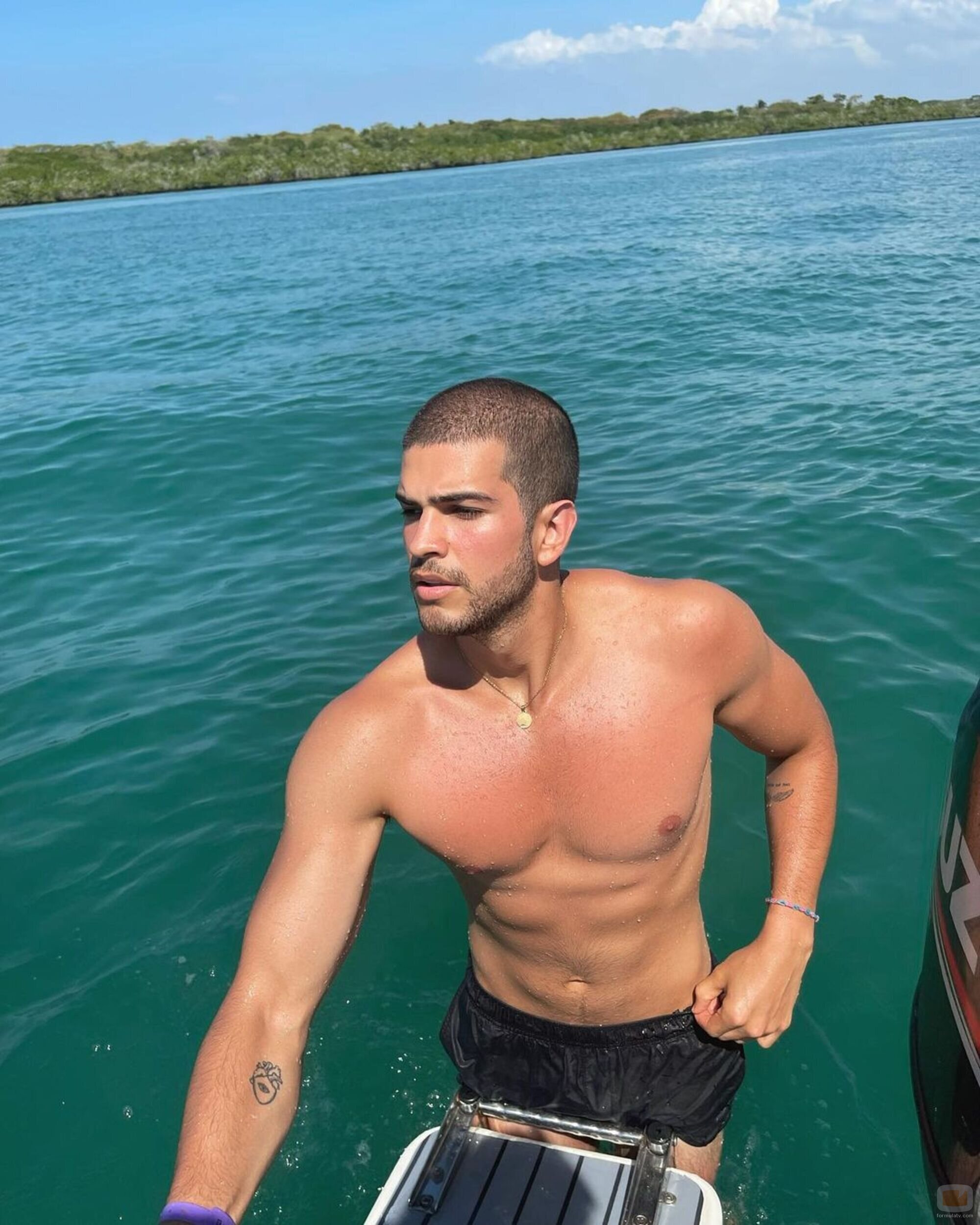Bernardo Flores ('Pasión de Gavilanes') muestra su torso en el agua