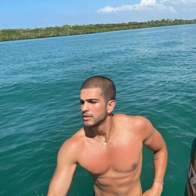 Bernardo Flores ('Pasión de Gavilanes') muestra su torso en el agua