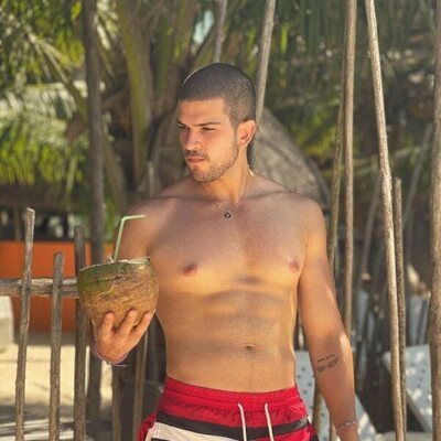 Bernardo Flores ('Pasión de Gavilanes') luce su torso en bañador