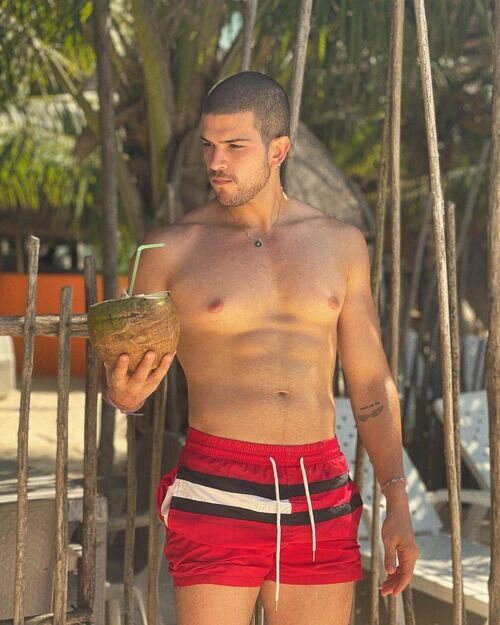 Bernardo Flores ('Pasión de Gavilanes') luce su torso en bañador