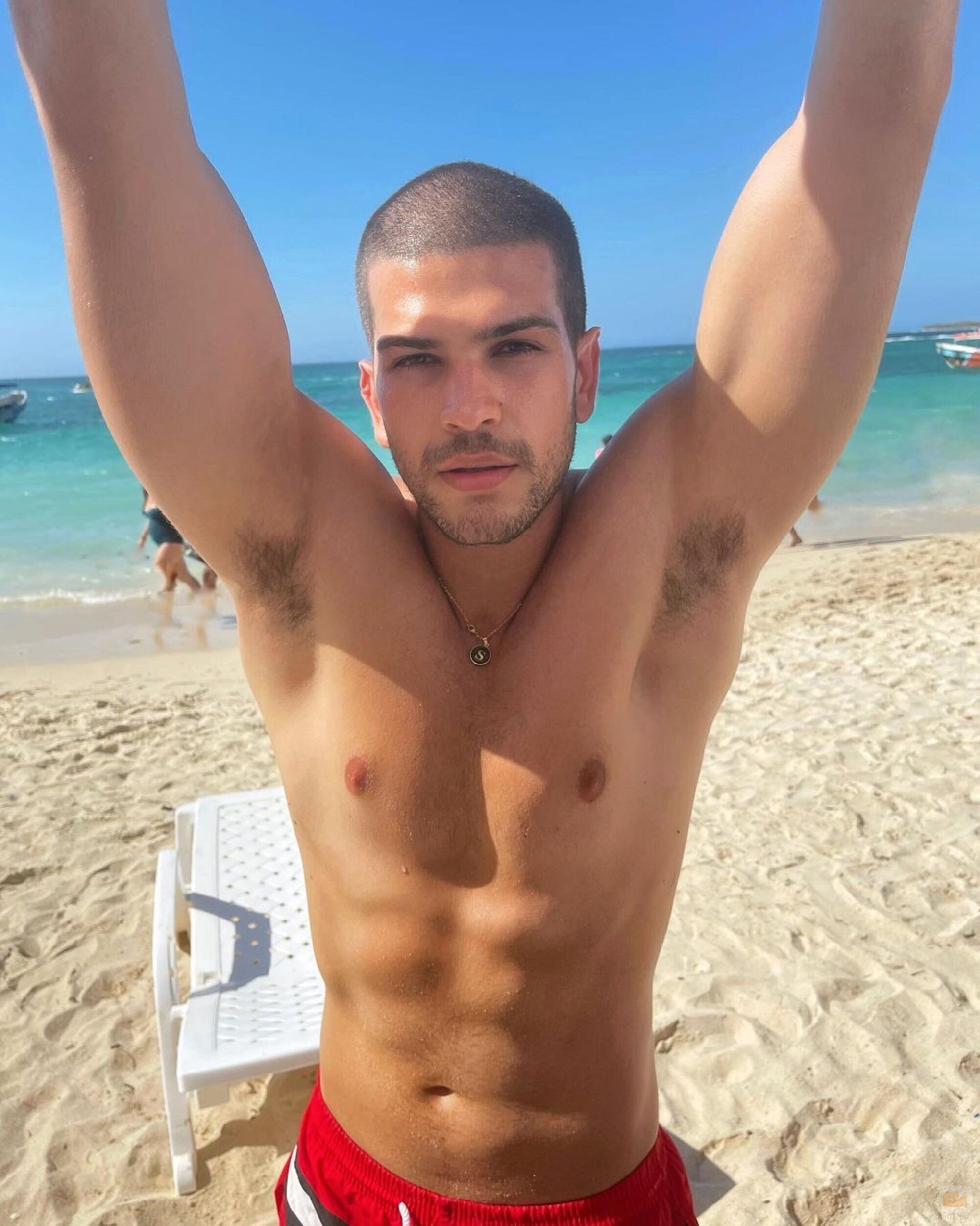 Bernardo Flores ('Pasión de Gavilanes') muestra su torso en la playa