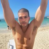 Bernardo Flores ('Pasión de Gavilanes') muestra su torso en la playa