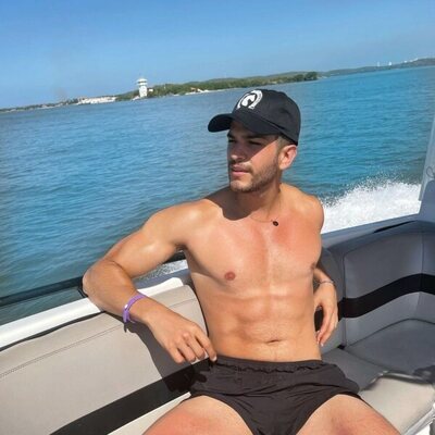 Bernardo Flores ('Pasión de Gavilanes') muestra su torso mientras navega