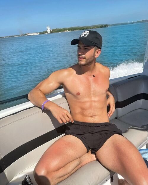 Bernardo Flores ('Pasión de Gavilanes') muestra su torso mientras navega