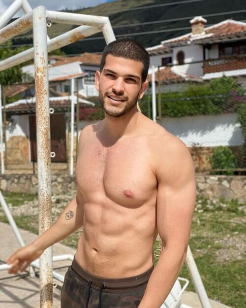 Bernardo Flores ('Pasión de Gavilanes') muestra su torso sin camiseta