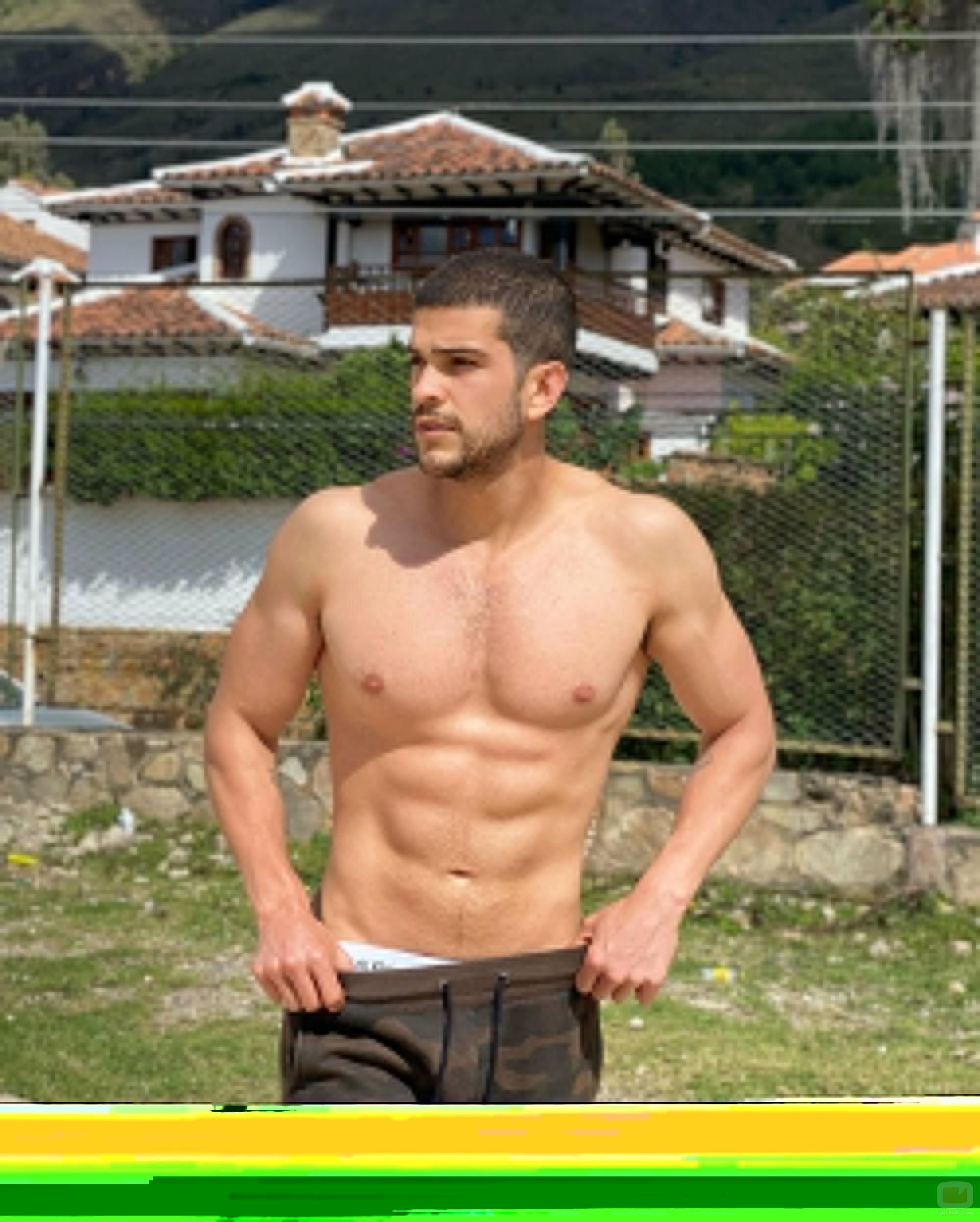 Bernardo Flores ('Pasión de Gavilanes') posa sin camiseta 