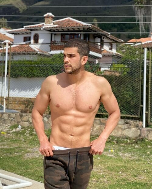 Bernardo Flores ('Pasión de Gavilanes') posa sin camiseta 