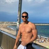 Bernardo Flores ('Pasión de Gavilanes') posa sin camiseta en la playa  