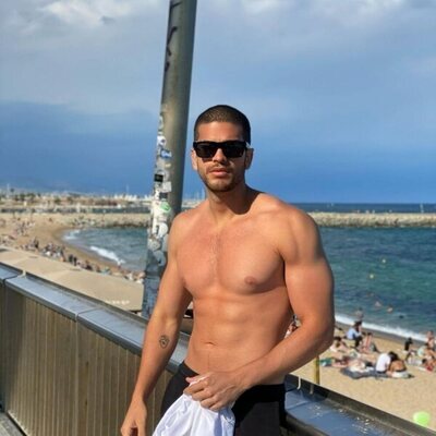 Bernardo Flores ('Pasión de Gavilanes') posa sin camiseta en la playa