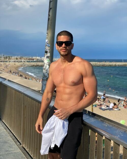 Bernardo Flores ('Pasión de Gavilanes') posa sin camiseta en la playa  