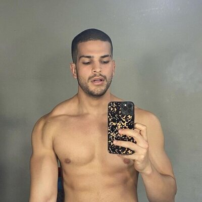 Bernardo Flores ('Pasión de Gavilanes') enseña su torso frente al espejo