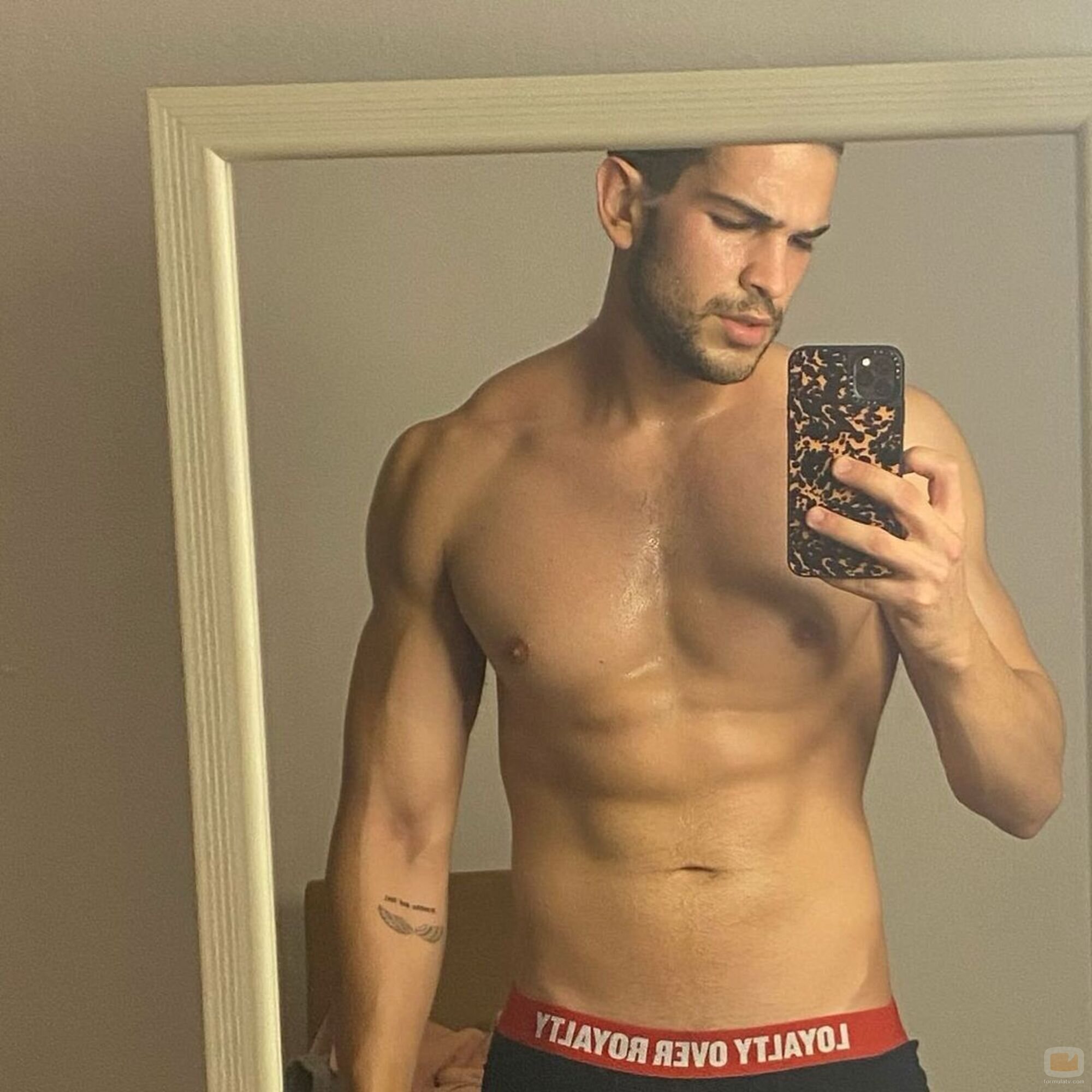 Bernardo Flores ('Pasión de Gavilanes') luce su torso ante el espejo