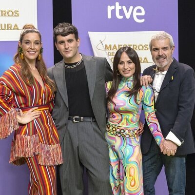 Raquel Sánchez Silva junto al jurado de 'Maestros de la costura 5'