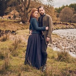 Richard Rankin y Sophie Skelton en la sexta temporada de 'Outlander'